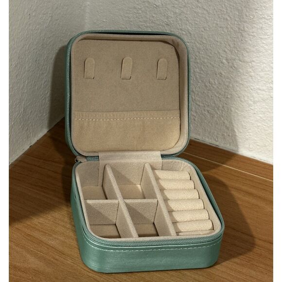 Unbranded Jewelry - Green Portable Jewelry Organizer Storage Case NWOT